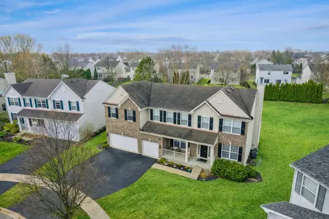 82 Brentwood Dr, Gilberts, IL 60136