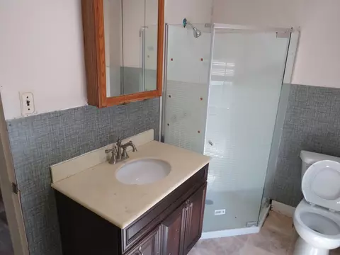 Bath - 317 Deleon St, Ottawa, IL 61350 photo 2 of 3