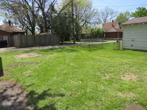 Exterior - 317 Deleon St, Ottawa, IL 61350 photo 4 of 5