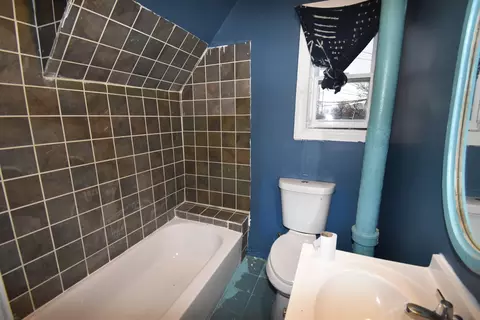 Bath - 4250 S Artesian Ave, Chicago, IL 60632 photo 3 of 3