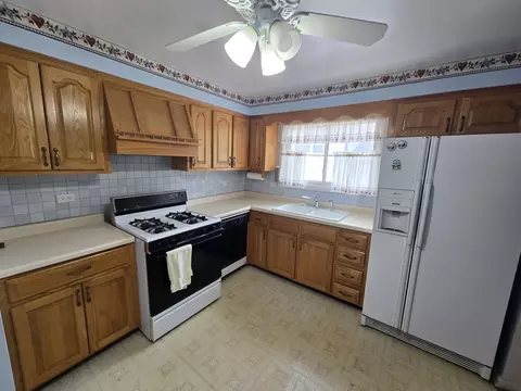 Kitchen - 14831 Trumbull Ave, Midlothian, IL 60445 photo 1 of 1