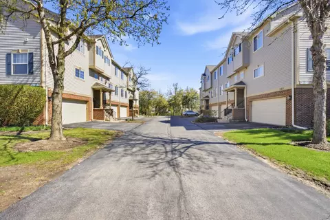 304 Monarch Dr, Streamwood, IL 60107