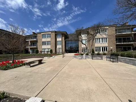1 Oak Brook Club Dr #A105, Oak Brook, IL 60523