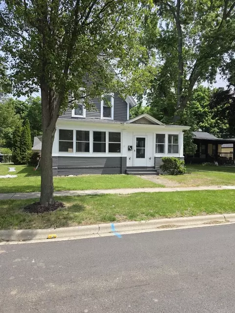 118 N Washington St, Carpentersville, IL 60110