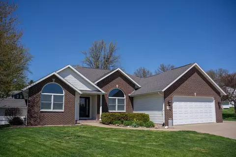 802 Grant Ct, Maquoketa, IA 52060