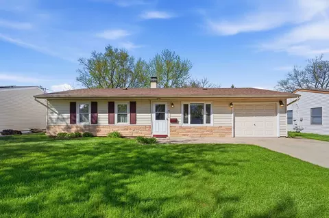 910 Meadow Ln, Streamwood, IL 60107