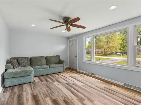 Living - 128 Wilson Ave, Machesney Park, IL 61115 photo 3 of 4