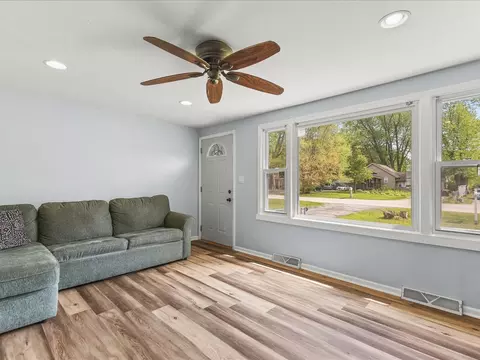 Living - 128 Wilson Ave, Machesney Park, IL 61115 photo 2 of 4