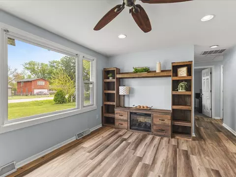 Living - 128 Wilson Ave, Machesney Park, IL 61115 photo 4 of 4