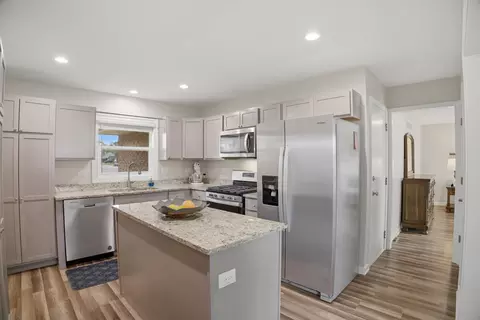 Kitchen - 25 Devonshire Cir, Elgin, IL 60123 photo 1 of 2