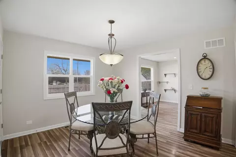 Dining - 25 Devonshire Cir, Elgin, IL 60123 photo 2 of 4