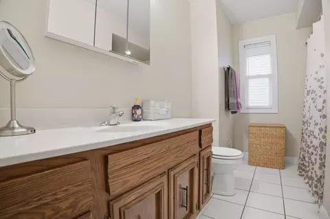 Bath - 25 Devonshire Cir, Elgin, IL 60123 photo 1 of 3