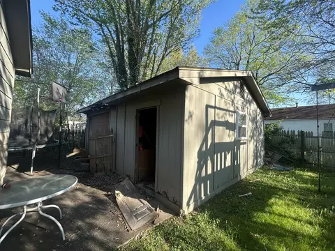 Exterior - 908 E 7th St, Metropolis, IL 62960 photo 3 of 4