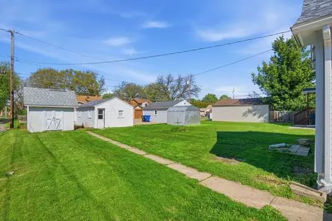 Exterior - 1927 14th St, Moline, IL 61265 photo 3 of 4