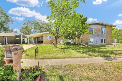 1520 S Pointe Dr, Rantoul, IL 61866