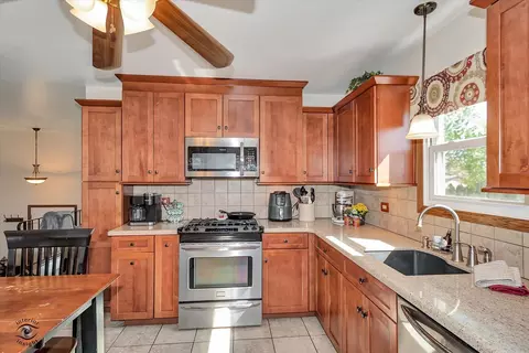 Kitchen - 5641 Dover Rd, Oak Forest, IL 60452 photo 2 of 2
