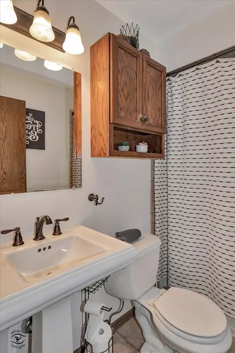 Bath - 5641 Dover Rd, Oak Forest, IL 60452 photo 1 of 2