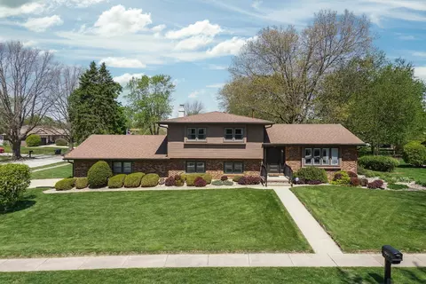 2502 Yorktown Dr, Bloomington, IL 61704