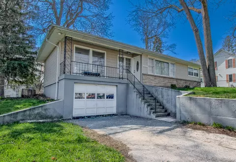 4113 W Crystal Lake Rd, Mchenry, IL 60050