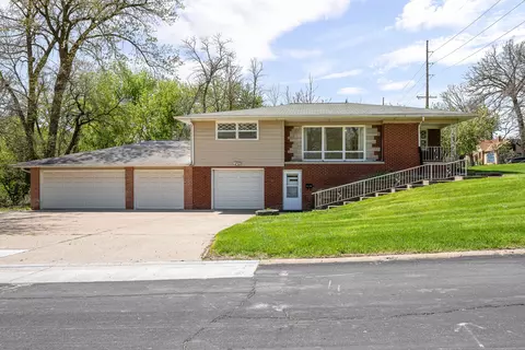 2400 27th St, Rock Island, IL 61201