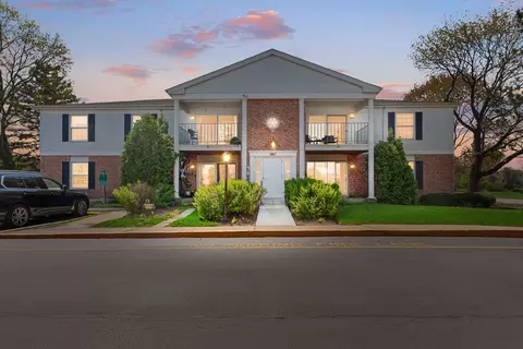 987 Golf Course Rd #8, Crystal Lake, IL 60014