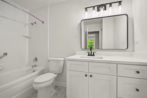 Bath - 3252 Gresham Ln, Aurora, IL 60504 photo 2 of 3