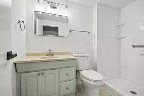 Bath - 3252 Gresham Ln, Aurora, IL 60504 photo 3 of 3