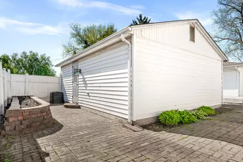 Exterior - 501 E Cherry St, Le Roy, IL 61752 photo 5 of 7