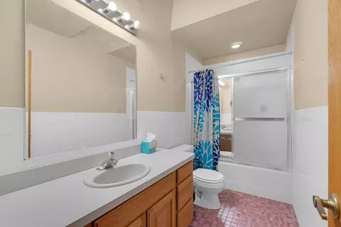 Bath - 535 Kingston Blvd, Mchenry, IL 60050 photo 2 of 2