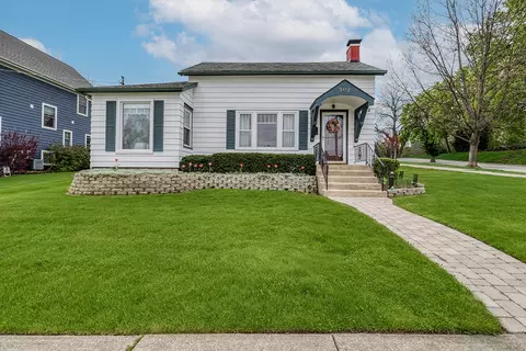 302 E Division St, Lemont, IL 60439