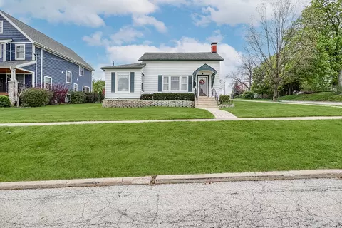 Exterior - 302 E Division St, Lemont, IL 60439 photo 2 of 7