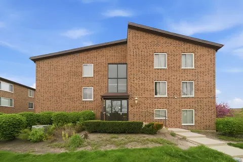 900 Perrie Dr #204, Elk Grove Village, IL 60007