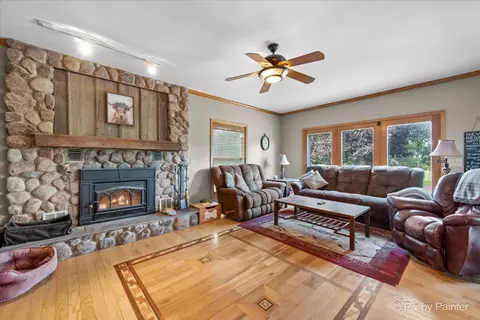 Living - 19602 Hebron Rd, Harvard, IL 60033 photo 2 of 3