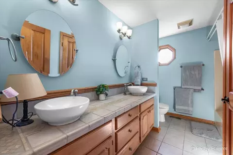 Bath - 19602 Hebron Rd, Harvard, IL 60033 photo 3 of 4