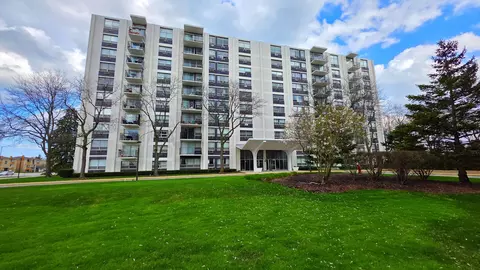 9001 Golf Rd #1B, Des Plaines, IL 60016