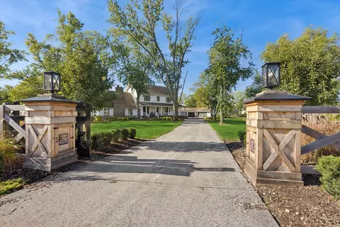 16 W185 89th St, Burr Ridge, IL 60527