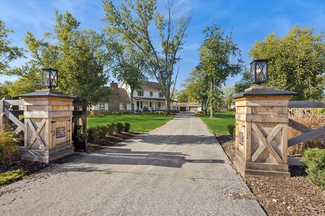 16 W185 89th St, Burr Ridge, IL 60527