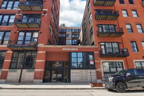 226 N Clinton St #216, Chicago, IL 60661