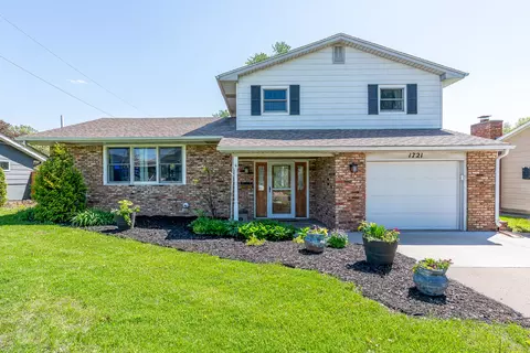 1721 Valley Vista Dr, Bettendorf, IA 52722