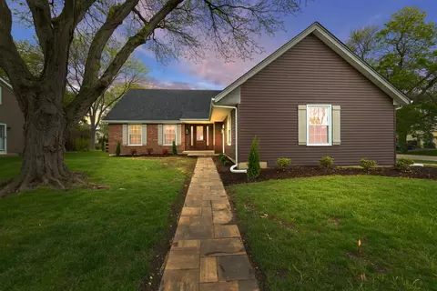 210 Westmoreland Ln, Naperville, IL 60540