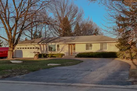7 N240 West End Rd, Roselle, IL 60172