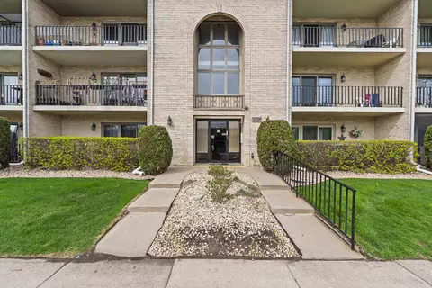 10538 Central Ave #2S, Chicago Ridge, IL 60415