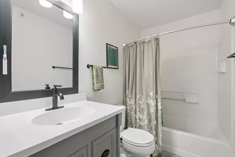 Bath - 151 Lucerne Ct #12-4, Wheeling, IL 60090 photo 1 of 3