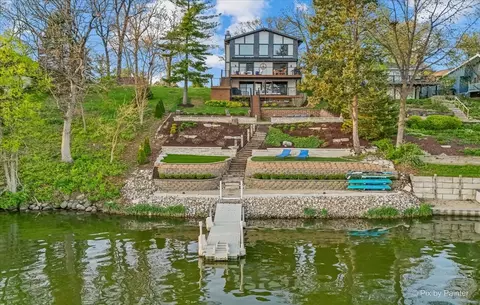 386 Holiday Dr, Lake Holiday, IL 60552