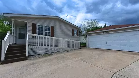 22734 Ravisloe Ln, Frankfort, IL 60423