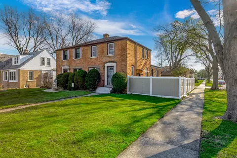 1693 Linden St, Des Plaines, IL 60018