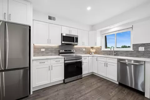 Kitchen - 408 Kensington Rd #E, Mount Prospect, IL 60056 photo 2 of 4