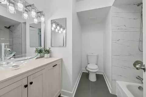 Bath - 408 Kensington Rd #E, Mount Prospect, IL 60056 photo 2 of 3