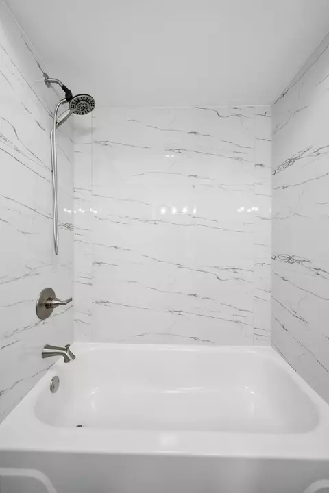 Bath - 408 Kensington Rd #E, Mount Prospect, IL 60056 photo 3 of 3