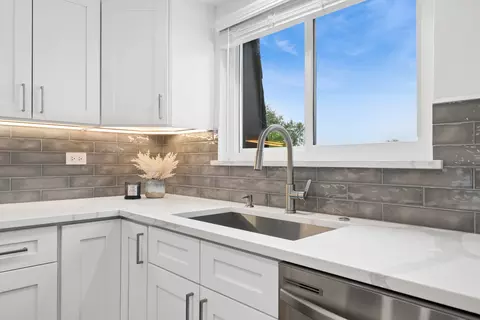 Kitchen - 408 Kensington Rd #E, Mount Prospect, IL 60056 photo 4 of 4